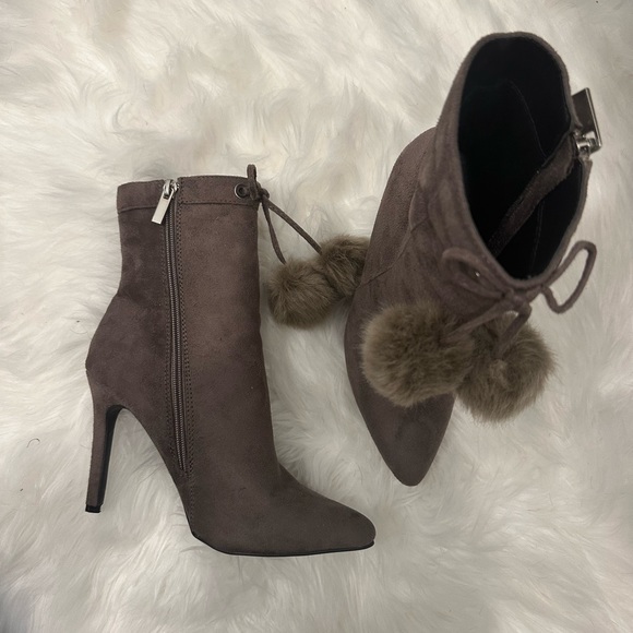 Call it spring Pom Pom boots, great condition. - Picture 5 of 5